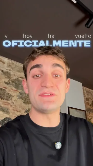 Chico rodeado de papeles en un vídeo hecho con IA de @janmoliner.ia
