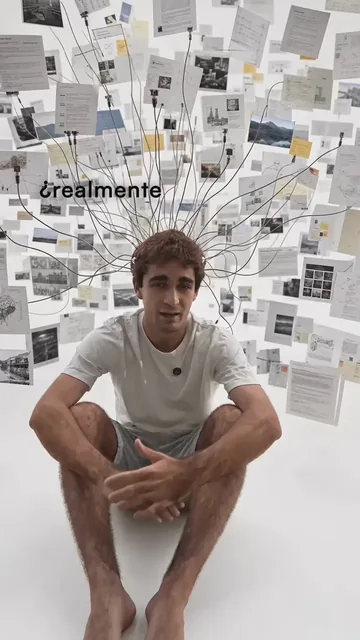 Chico sentado entre fotos animadas, motion graphics hechos en código