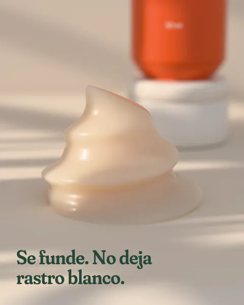 Publicación de Sombrilla con la crema de cerca: «Se funde. No deja rastro blanco»