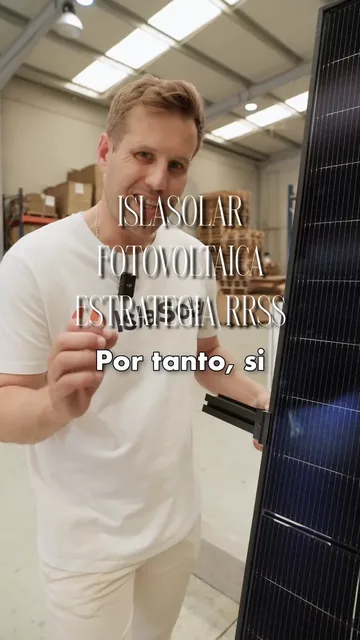 Hombre con una placa solar en el reel comercial